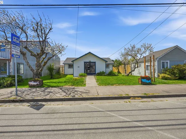 125 N 8th St, Lakeside, OR 97449