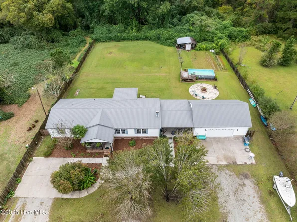 233 Belgrade Swansboro Road, Stella, NC 28582