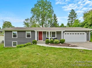 108 Robinhood Dr NE, Grand Rapids, MI 49546