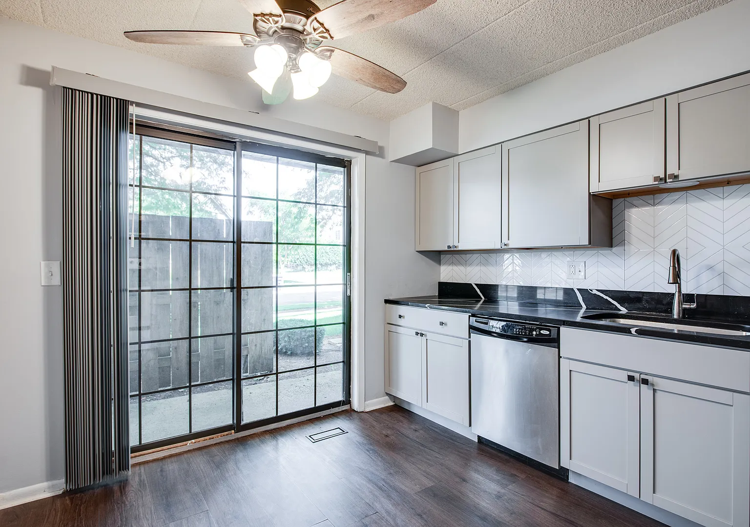 2 bed, 1.5 bath, 992 sqft, $1,900 — Photo 3
