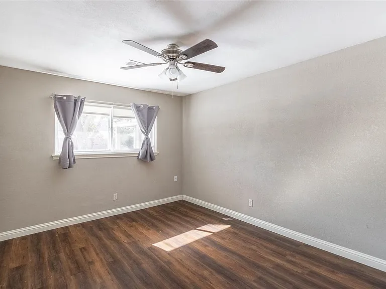8419 Sharpview Dr — Photo 11