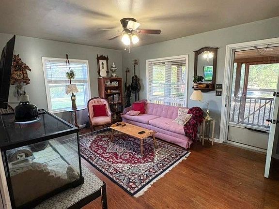 2nd image of 373 Chinquapin Rd