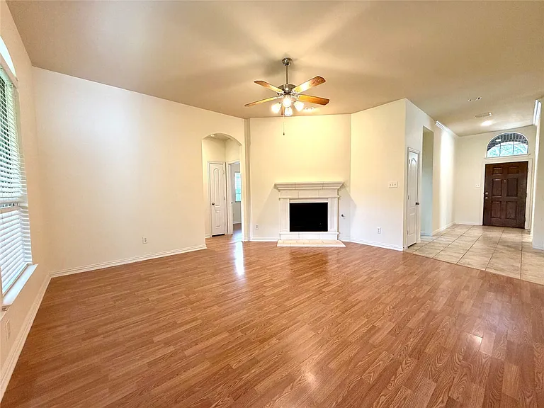 9404 Caliente Dr — Photo 7
