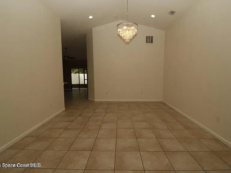 535 Trymore Dr SE — Photo 3