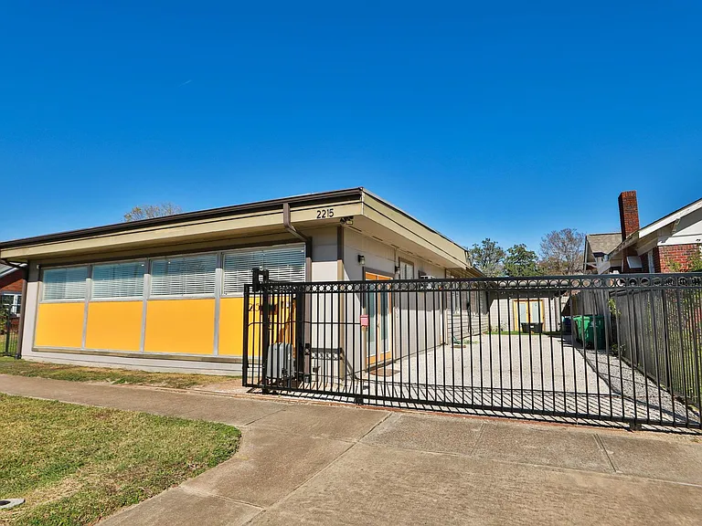 2215 Cleburne St — Photo 1