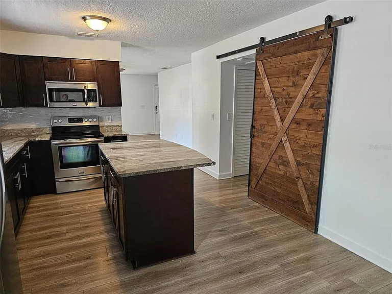 3128 W Varn Ave — Photo 10