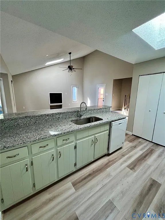 3 bed, 2.0 bath, 1550 sqft, $2,400 — Photo 2