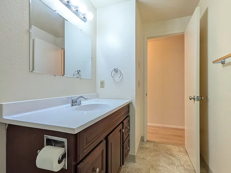 Chelsea Manor Apartments — Photo 37