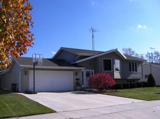 1649 Atlanta Cir, Manitowoc, WI 54220