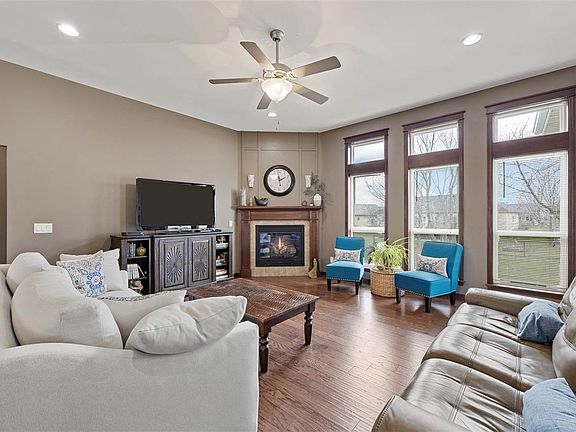 5th image of 950 Pheasant Ln