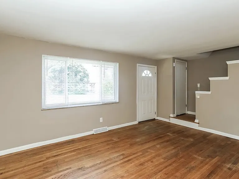 6526 W Carmen Ave — Photo 2
