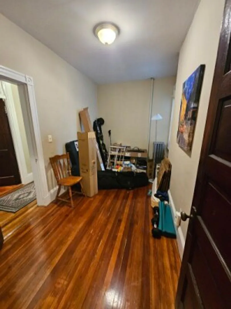 Fenway 5 bed 1.5 Bath — Photo 2