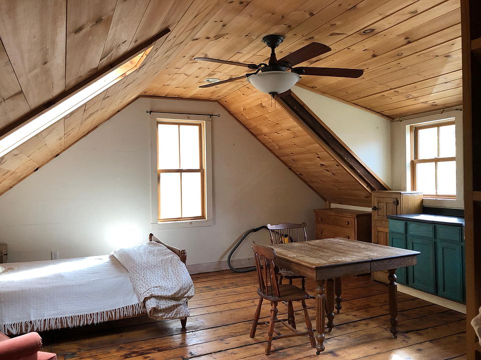 Bed alcove. (Studio is unfurnished - furniture pictured is for ideas only.)