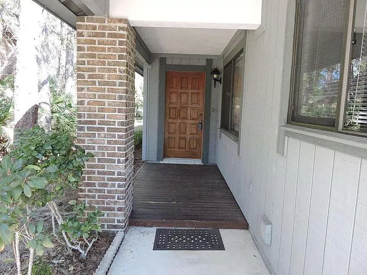 275 Bayridge Ct — Photo 2