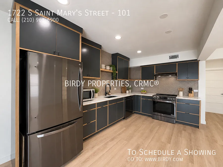 "Charming 1-Bedroom Duplex Retreat in San Antonio 880 Sq Ft of Comfort at 1722 S Saint Mary's!" — Photo 3