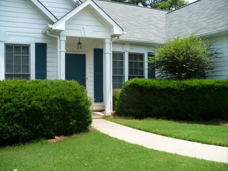 3BR 2BA Ranch living at its finest. Great Rm with Dining Area, Eat-in Kitchen, Vaulted ceilings and Large Bedrooms on a Corner Lot with Great Gwinnett Schools!