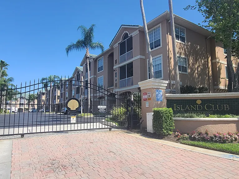 2201 Bay Club Cir — Photo 1