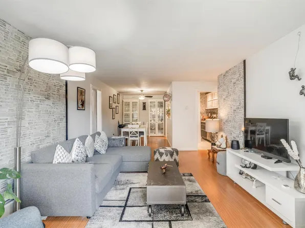 327 9th St #104, New Westminster, BC V3M 3V8