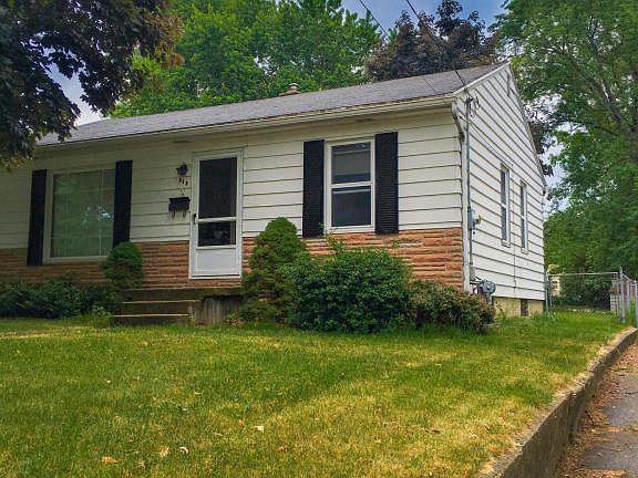 2nd image of 818 Royal Oak St SW