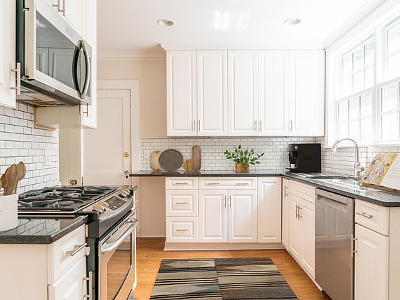 Kitchen (Virtually Staged)