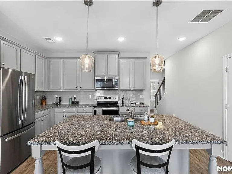 110 Greenview Ct — Photo 3
