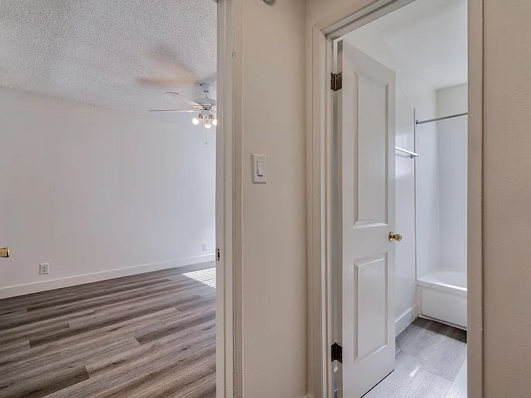 Lanark Park Apartments — Photo 9