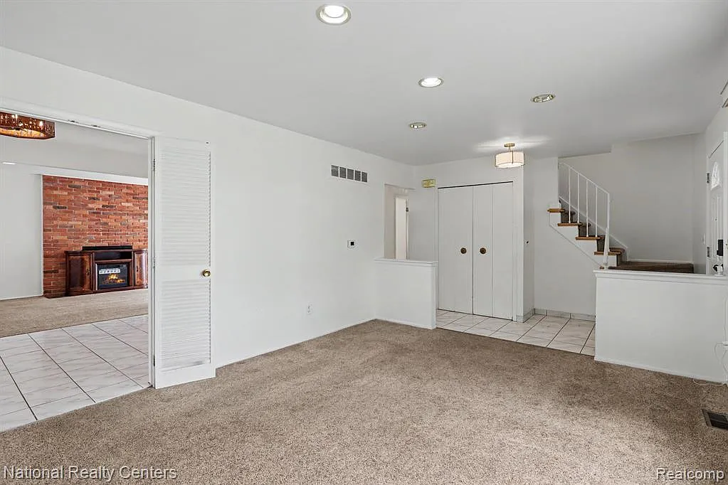 3 bed, 1.5 bath, 2151 sqft, $2,100 — Photo 2