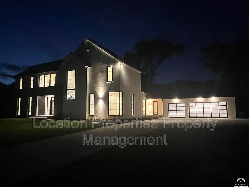 4 bed, 4.0 bath, 4334 sqft, $11,000 — Photo 2
