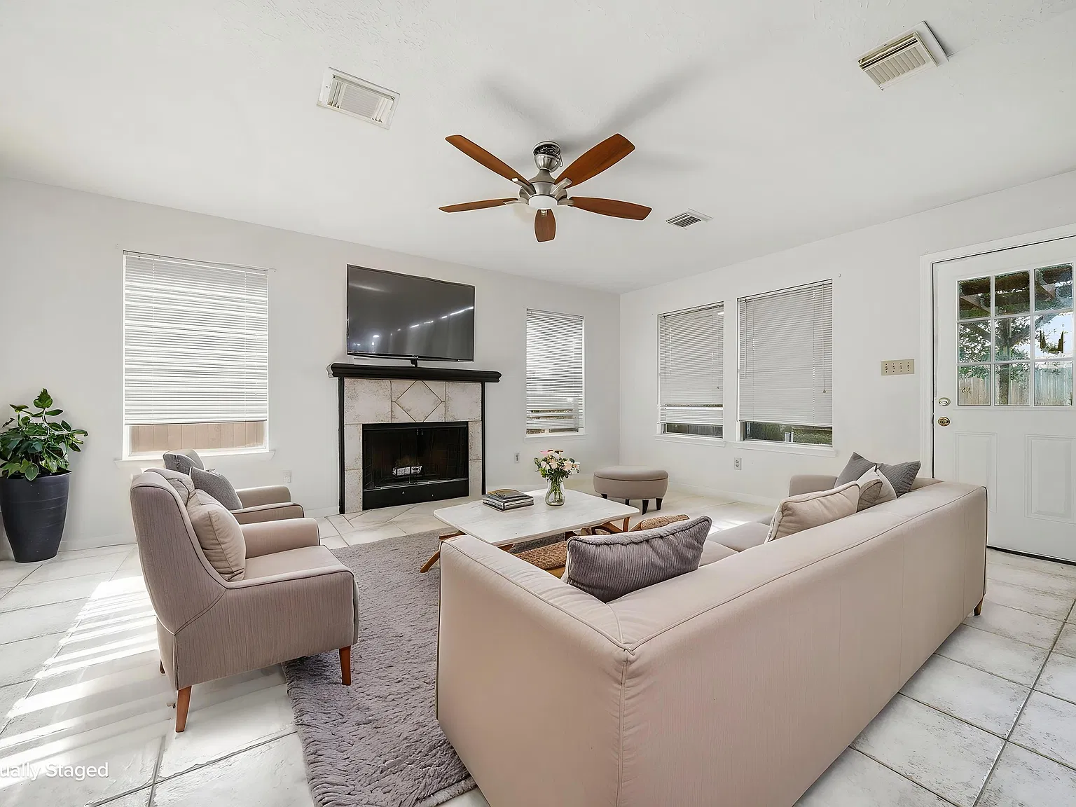 3 bed, 2182 sqft, $2,450 — Photo 4