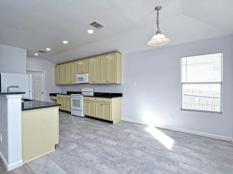 401 Bandera Woods Blvd — Photo 14