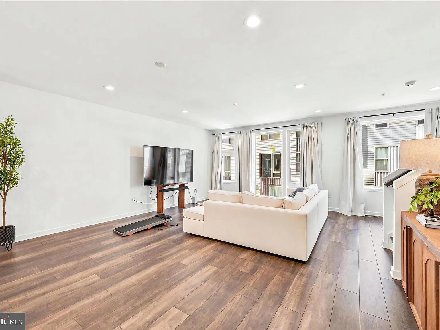 3 bed, 2.5 bath, 2500 sqft, $4,200 — Photo 4