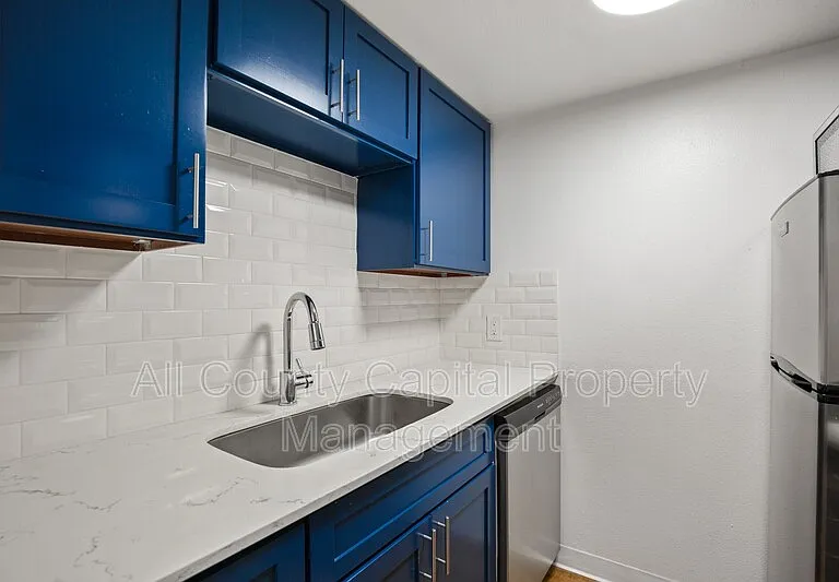 502 W 35th St #205 — Photo 7