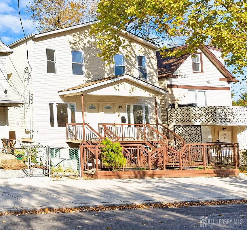 661 Catherine St — Photo 1