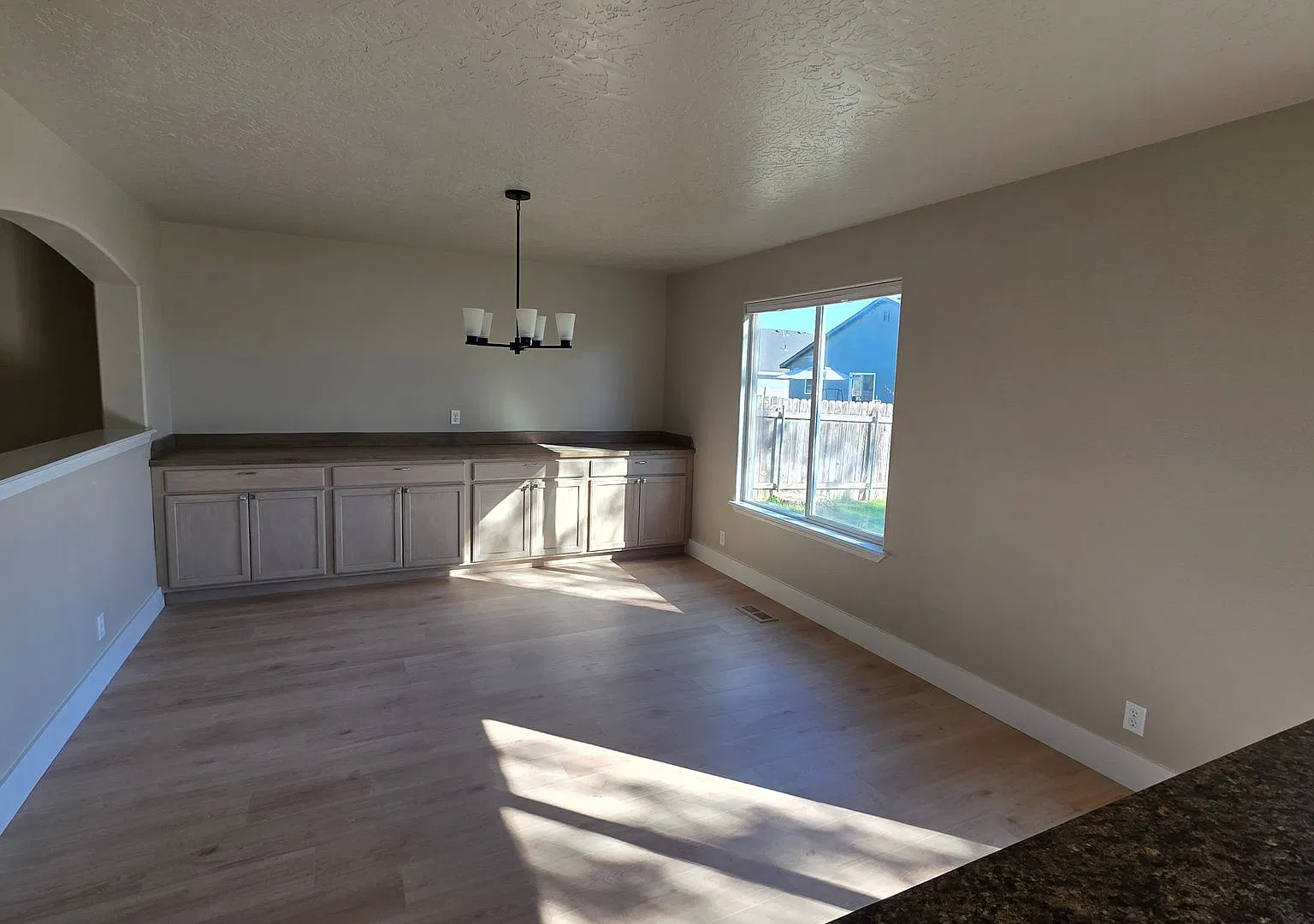 Large 4 Bedroom Home in Caldwell — Photo 4