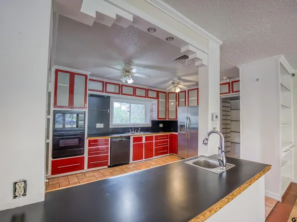 215 E Reagan St, Palestine, TX 75801