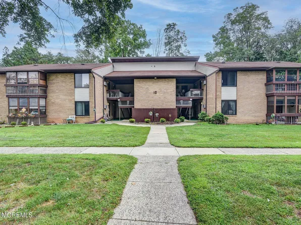 10 Pine Cluster Cir B, Manalapan, NJ 07726