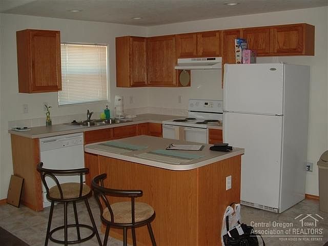 2nd image of 744 SW Cedar Hill Ln