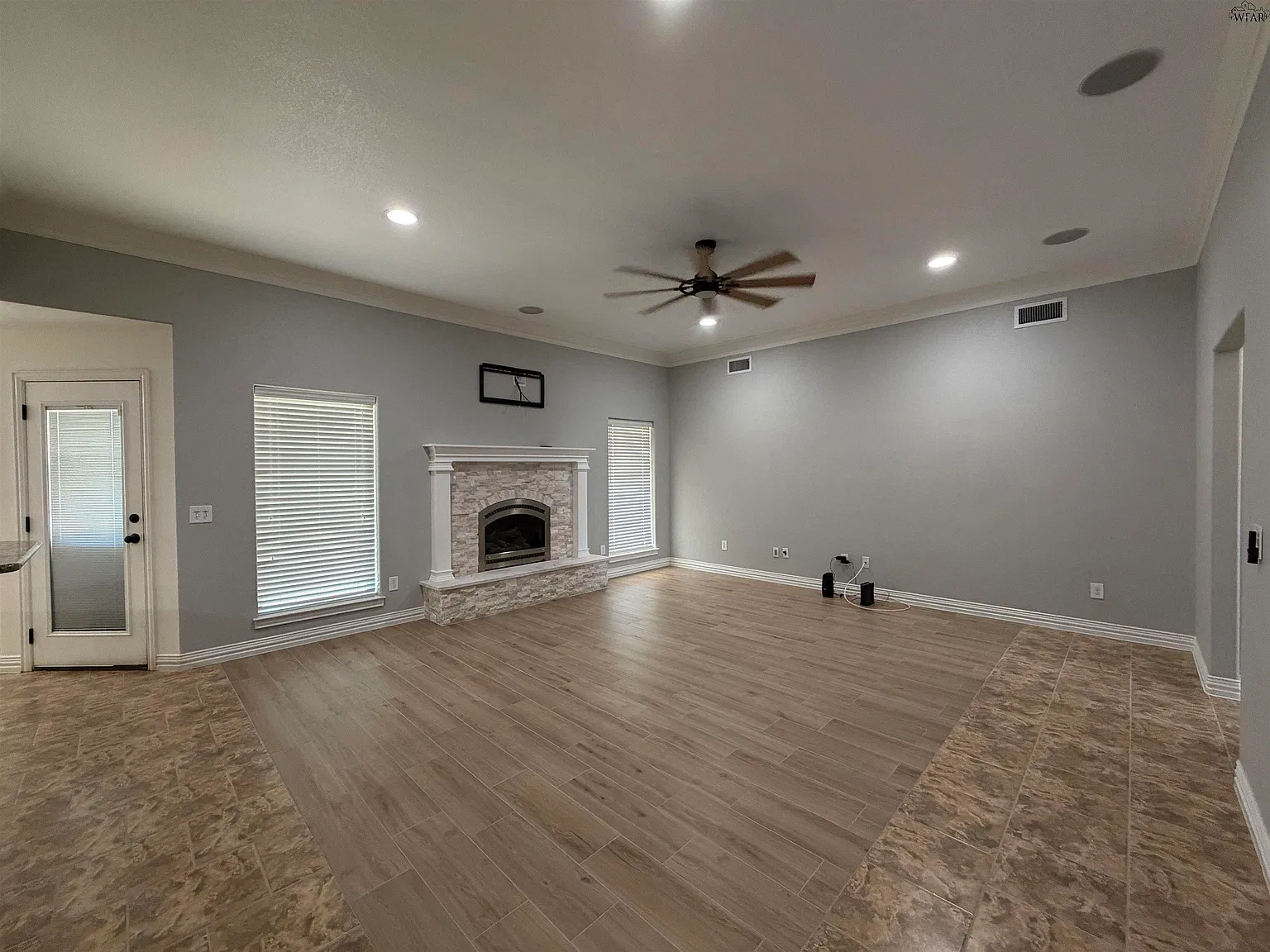 4 bed, 2.0 bath, 1880 sqft, $3,000 — Photo 2
