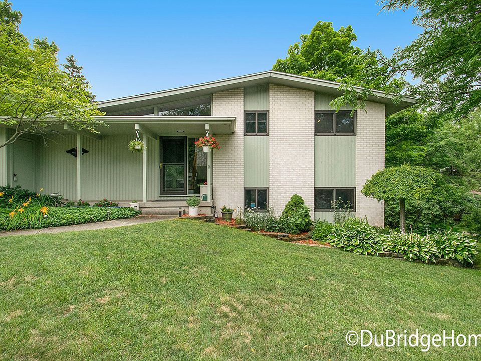 1st image of 2778 Manitou Dr NE