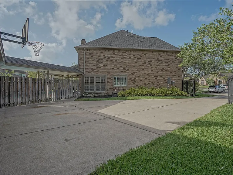 2108 Lakeway Dr — Photo 3