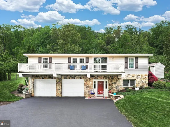 520 Dellinger Rd, Mount Wolf, PA 17347