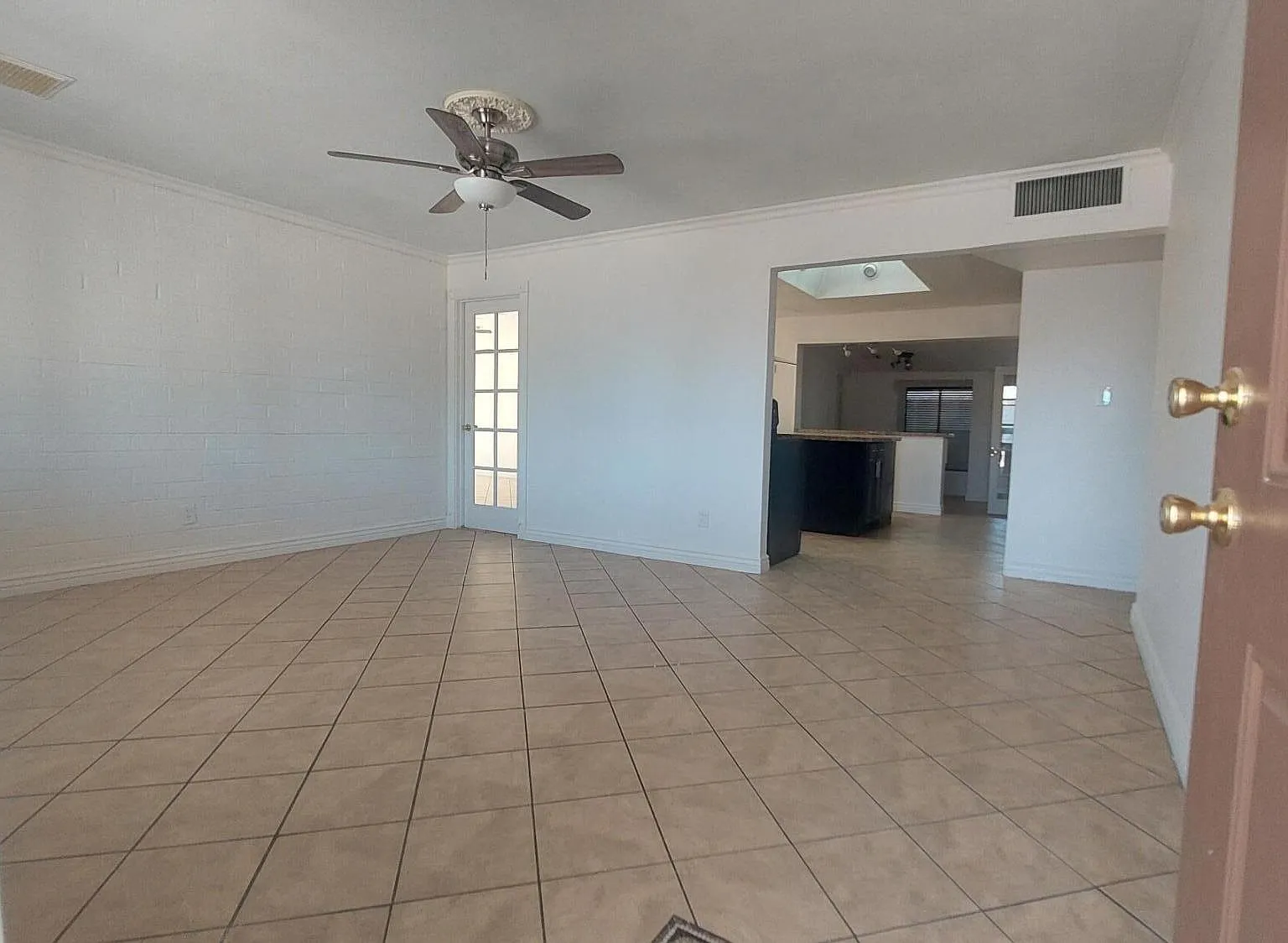 4 bed, 2.0 bath, 2418 sqft, $2,300 — Photo 3