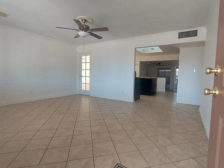 2448 W Freeway Ln — Photo 3