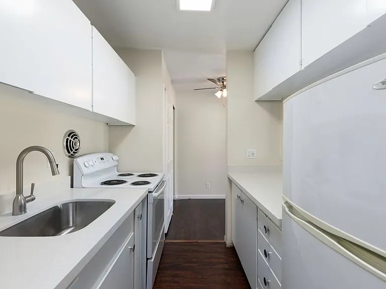 Cordova Apartments — Photo 62