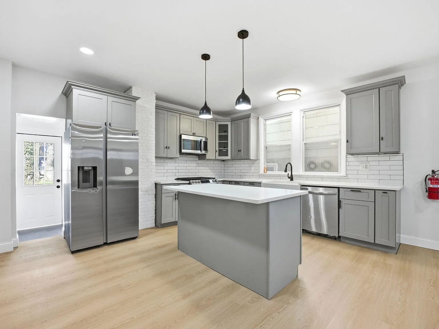 2 bed, 4.5 bath, $3,400 — Photo 3