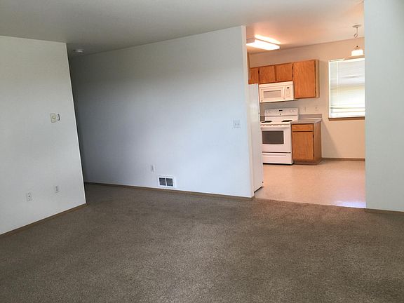 3rd image of 450 NW Parr Dr APT 4