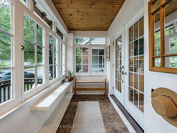 3rd image of 14 Wildwood Cres
