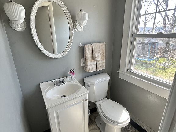 5th image of 239 Poplar St