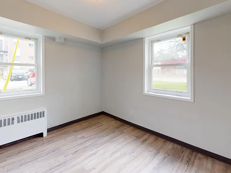6460 Wyandotte St E — Photo 20