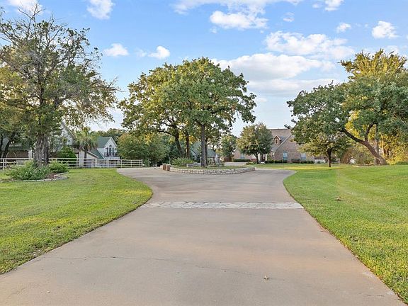 4th image of 810 Summerlin Dr